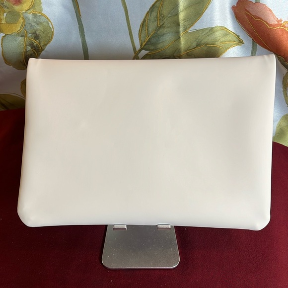 Beauty Off White pouch - Picture 3 of 7